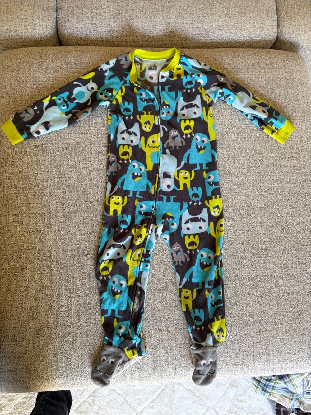 3T boys fall/winter lot of 7 pieces. Cute and fun prints and colors. - Picture 14 of 16